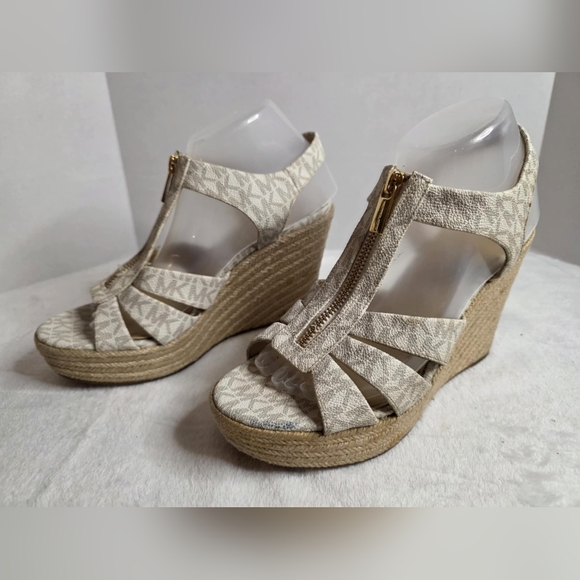 MICHAEL MICHAEL KORS Damita Logo Wedge Sandal in Vanilla White. Size 9 - Picture 1 of 13
